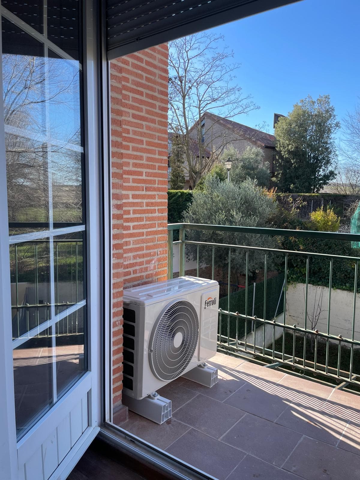 Equipo técnico profesional de climatización realizando instalación